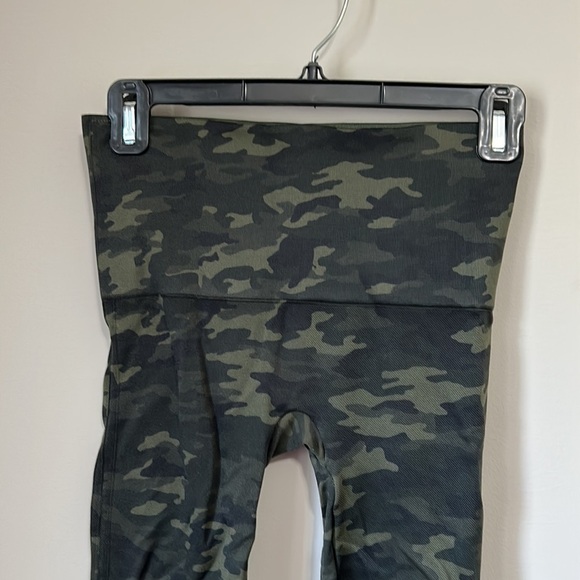 SPANX Look At Me Now Seamless Legging in Green Camo Shapewear Sz. M - Picture 8 of 10